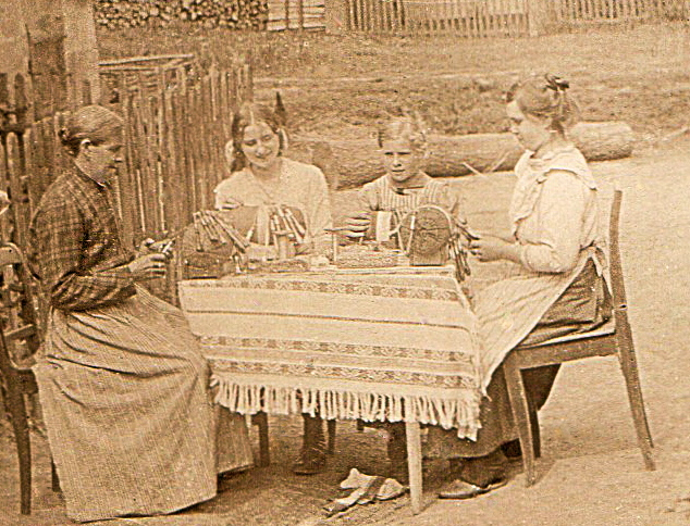 Dieses Foto, das um das Jahr 1900 entstanden sein dürfte, zeigt Frauen und Mädchen auf dem Anwesen von Michael Hiemer beim Klöppeln. Foto: oh