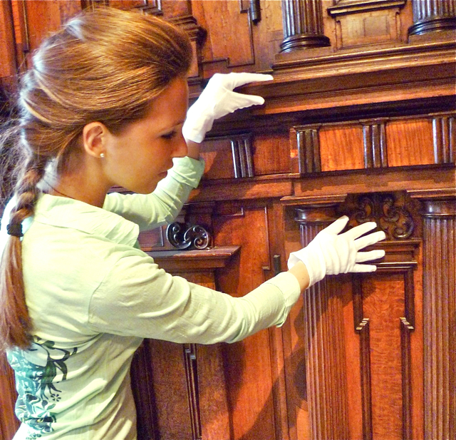 Auf Tuchfühlung mit einem Fassadenschrank des 16. Jahrhunderts. Foto: museen der stadt nürnberg / Museum Tucherschloss