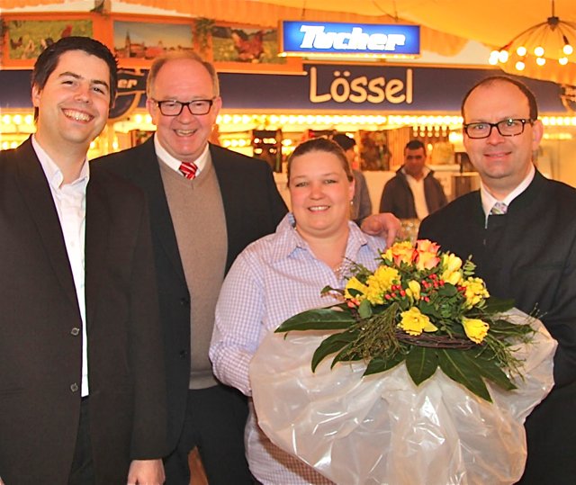 Michael Lauer (r.), Tucher-Gebietsverkaufsleiter, und Nikolas Zitzelsberger (l.), Tucher-Marketing, bedanken sich bei Peter und Elisabeth Lössel für das herausragende Engagement.