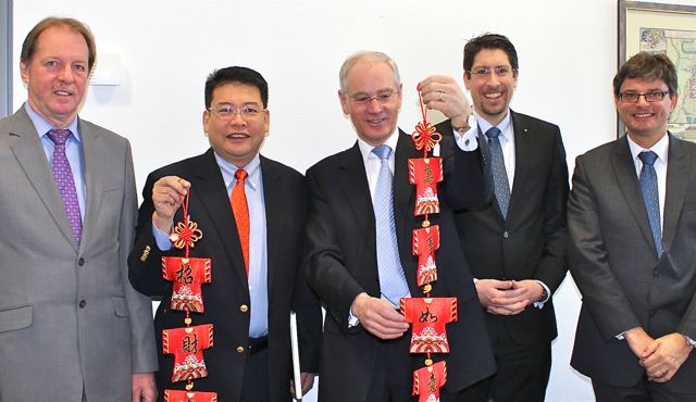 Technik kennt keine Grenzen v.li.: Udo Nyga, Vorsitzender der Geschäftsführung softgate GmbH, Prof. Qiushi Ren, OB Siegfried Balleis, ZIMT-Geschäftsführer Kurt Höller und ZIMT-Sprecher Prof. Joachim Hornegger. Foto: oh