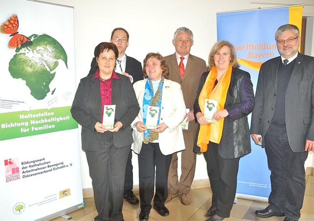 Verantwortliche der KAB/Bildungswerkes Eichstätt mit Bürgermeister Horst Förther ??Von links ?Diözesanvorsitzende Angelika Liepold, Bildungsreferent Kurt Schmidt. Bildungswerkvorsitzende Helga Franz, Bürgermeister Horst Förther, Umweltpädagogin Caroline Fischer, Diözesanpräses Domvikar Michael Konecny. Foto: oh/Heumann