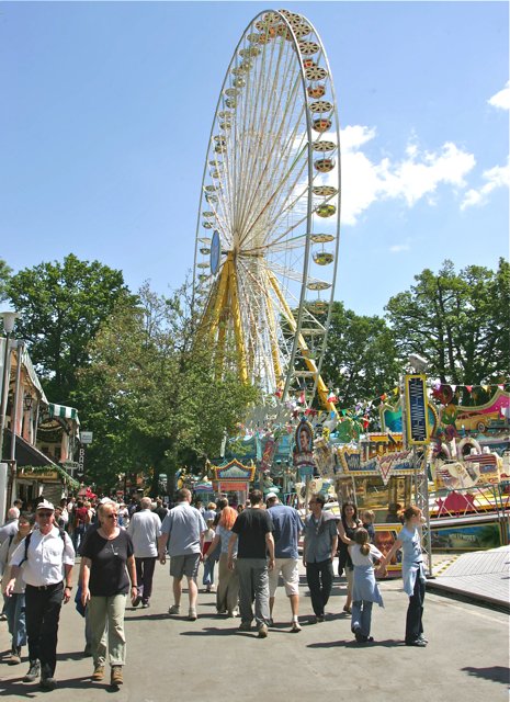 Wahrzeichen der Erlanger Bergkirchweih ist traditionell das Riesenrad.