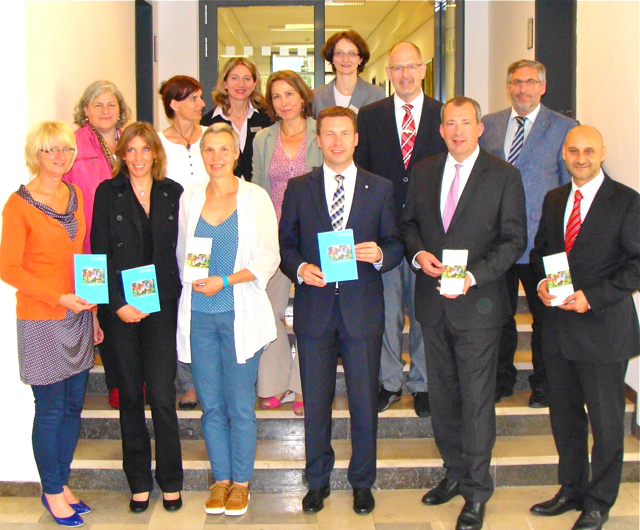 Gemeinsam mit der 1. Vorsitzenden des Familienzentrums Zirndorf e.V. und weiteren Vertretern der Kooperationspartner konnte Landrat Matthias Dießl das Projekt Familienpatenschaften im Landkreis Fürth vorstellen. Foto: oh