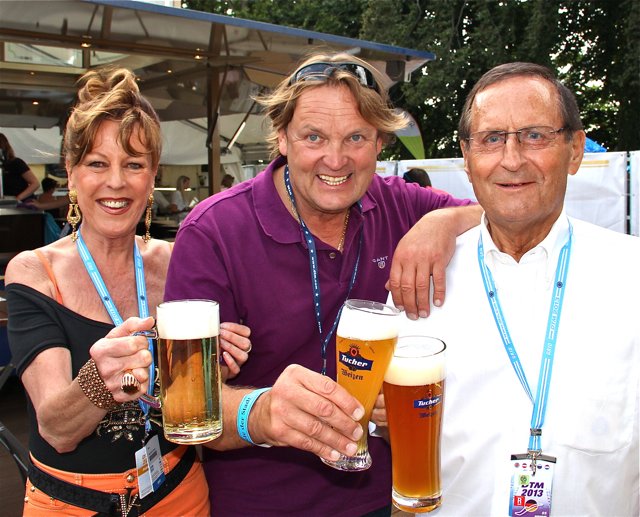 Gernot (r.) und Monika Leistner mit Promi-Bodyguard Peter Althof.