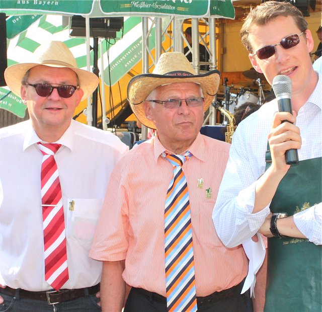 Hartmut Hetzelein, Rudi Nobis und Matthias Thürauf (v.l.) heißen die Gäste zum Bürgerfest willkommen.