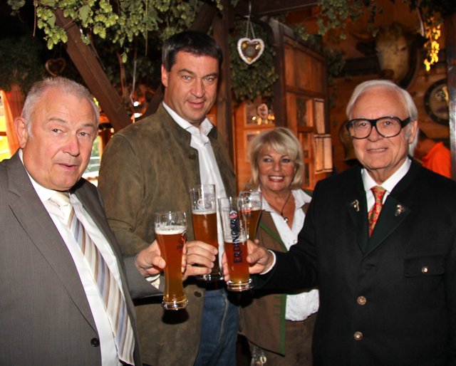 Altstadtfestwirtin Sissy Kleinke-Kühnel und Erdinger-Inhaber Werner Brombach (r.) mit Dr. Günther Beckstein (l.), Ministerpräsident a.D., und Staatsminister Dr. Markus Söder.