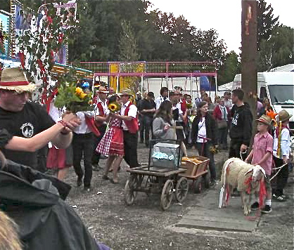 ... ist das Austanzen des "Betz'n". Fotos (2): www.kaerwaburschen-vach.de