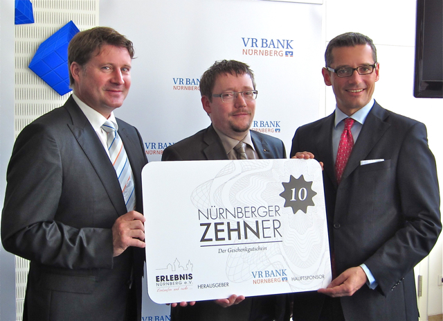 So sieht er aus, der ,,Nürnberger Zehner, vorgestellt von Dirk Helmbrecht, Vorstandsvorsitzender der VR Bank Nürnberg und Hauptsponsor, Jürgen Schlag, 1. Vorstand Erlebnis Nürnberg und Geschäftsführer Högner sowie Dr. Michael Fraas, Wirtschaftsreferent der Stadt Nürnberg (v.l.n.r). Foto: Erlebnis Nürnberg e.V.