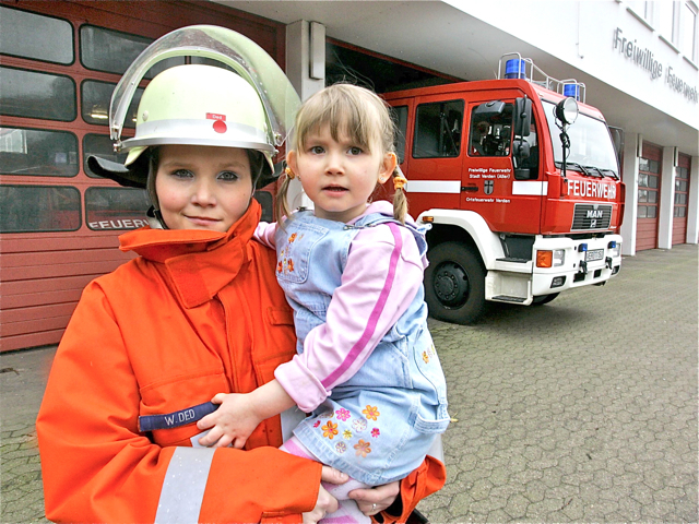 Tag der offenen Tür bei der Feuerwehr: ein tolles Erlebnis für Groß und Klein. Foto: dapd