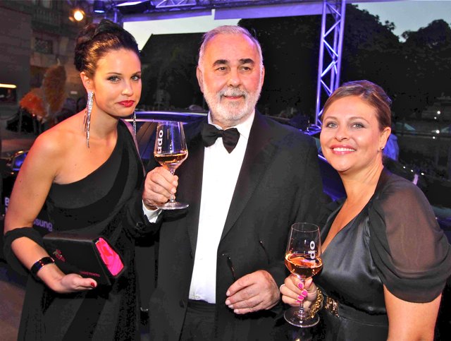 Starcoiffeur Udo Walz mit Elke Eschenbacher (r.) und Giulina Marina.
