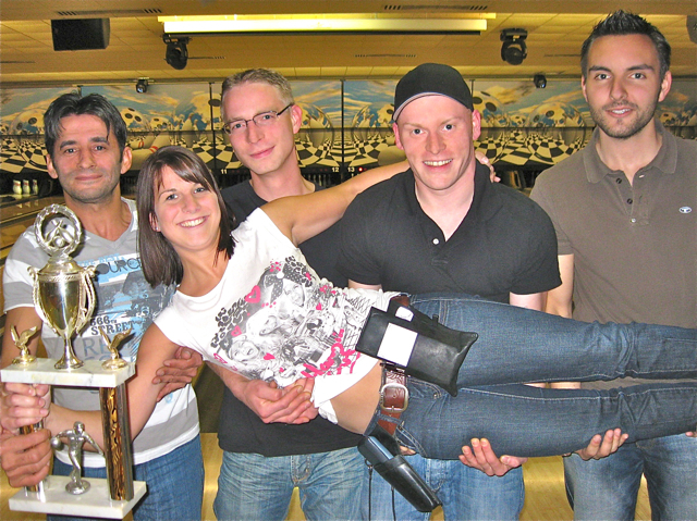 So sehen die Sieger vom vergangenen Jahr aus: Das Bowling-Team Eishaus. Foto: oh