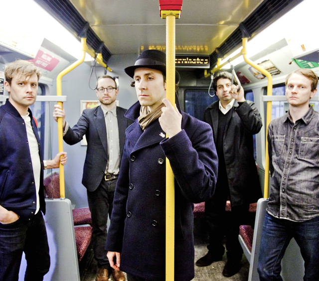 Maximo Park sind zurück: Mit ihrem aktuellen Album The National Health im Gepäck gastiert die britische Band am 16. Oktober um 20.00 Uhr im Erlanger E-Werk. Zusammen mit Bands wie Franz Ferdinand oder auch Bloc Party sorgten Maximo Park zu Beginn des Jahrtausends für frischen Wind in der Rock-, Indie- und Popmusik. Ihre melodisch vetrackten Uptempo-Songs sorgten in den einschlägigen Clubs regelmäßig für volle Tanzflächen. Foto: oh
