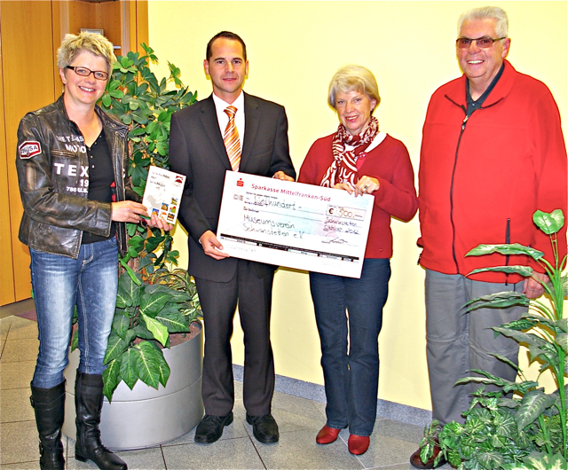 Für die neue Heimatbroschüre hat der Museumsverein Schwanstetten eine Spende der Sparkasse Mittelfranken Süd über 500 Euro erhalten. Das Heft wird beim Festakt zum fünfjährigen Bestehen des Museumsvereins am Samstag, 20. Oktober, um 19.30 Uhr in der Kulturscheune im Ortsteil Leerstetten der Öffentlichkeit vorgestellt. Bei der Spendenübergabe (v.l.n.r.): Petra Hippelein (zuständig für Konzeption und Gestaltung der Broschüre), Marco Forster (Sparkasse) sowie Brigitte Geiß und Alfred Wenig vom Museumsverein.