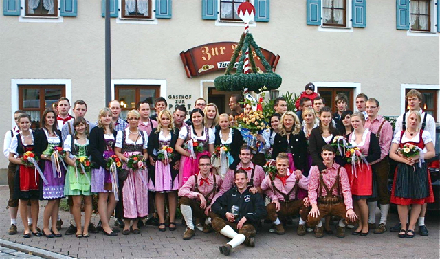 Wichtigster Bestandteil einer echten fränkischen Kerwa: Die schmucken Kerwasburschen und ihre Madla. Fotos: oh