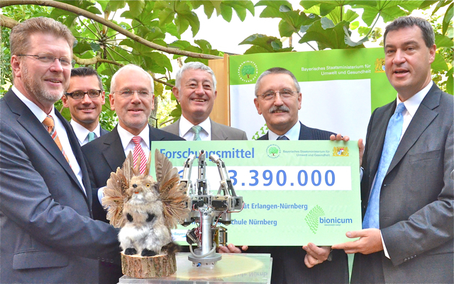 In Nürnberg wird das ,,Bionicum entstehen, ein Forschungs- und Besucherzentrum für die Geheimnisse der Tier- und Pflanzenwelt. Den Startschuss dafür gaben der Bayerische Umweltminister Dr. Marcel Huber (l.) und der Bayerische Finanzminister Dr. Markus Söder (r.) im Tiergarten. Foto: Bay. Staatsministerium für Umwelt und Gesundheit