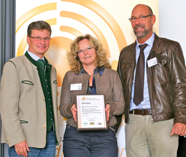 Monika Götz und Stefan Herbst freuen sich über die von Bernd Sibler (l.) überreichte Auszeichnung. Foto: froggypress