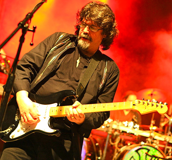 Das Electric Light Orchestra (ELO) war eine der erfolgreichsten Bands der Musikgeschichte, deren Songs millionenfach im Radio gespielt wurden. Phil Bates, einst Sänger und Gitarrist bei ELO, lässt nun zusammen mit dem Berlin String Ensemble die alten Hits wie Dont bring me down, Sweet talkin Woman oder Turn to Stone wieder aufleben im unverwechselbaren ELO-Sound. Die zeitlosen Welthits werden kombiniert mit komplexen Streicherarrangements. Zu erleben am 27. Dezember (20 Uhr) in der Nürnberger Meis