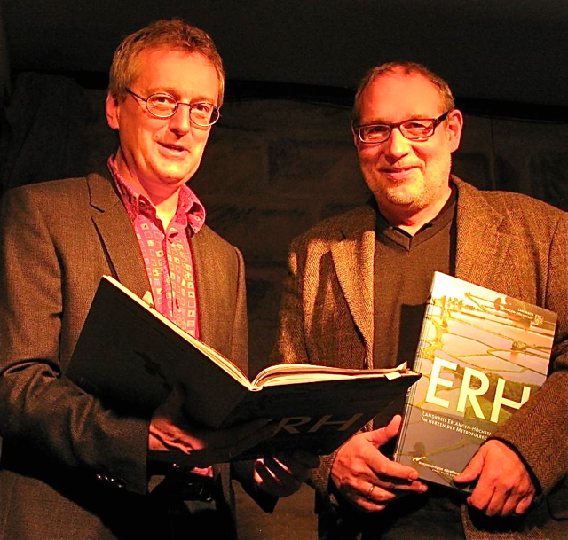 Helmut Haberkamm (l.) und Ralf Birke bei der Buchvorstellung. Foto: M. Rosenbauer