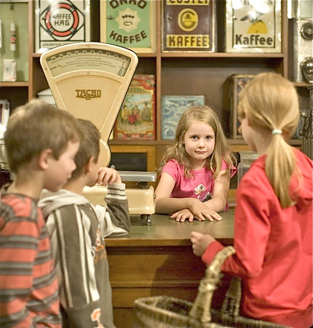 Bei der Führung dürfen Kinder unter anderem testen, wie man früher in einem Kaufladen Besorgungen gemacht hat. Foto: oh/Minx