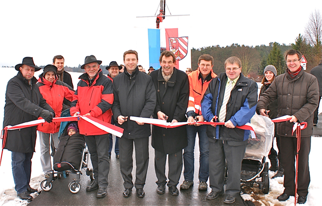 FW-Kreissprecher Friedrich Biegel (l.), CSU-Fraktionssprecher Maximilian Gaul (4.v.l.), Norbert Weber, Chef der Ammerndorfer Straßenmeisterei (5.v.l.), Landrat Matthias Dießl (6.v.l.), Bürgermeister Johann Völkl (7.v.l.), SPD-Kreissprecher Harry Scheuenstuhl (9.v.l.), Rainer Popp, Leiter Staatliches Bauamt Nürnberg (r.). Foto: oh