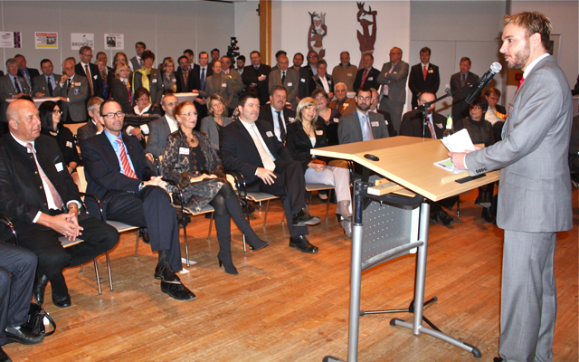 Marcel Schneider (r.) freute sich über einen gut besuchten Neujahrsempfang. Foto: Schlampp