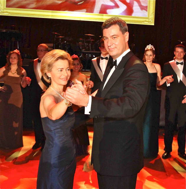 Zum traditionellen Ball der Union hatte die CSU auch in diesem Jahr eingeladen und mit über 3.400 Besuchern war die Nürnberger Meistersingerhalle ausverkauft. Der bayerische Finanzminister und CSU-Bezirksvorsitzende Markus Söder eröffnete das Tanzvergnügen gemeinsam mit Bundesministerin Ursula von der Leyen im großen Saal, aber auch im kleinen Saal sowie im Foyer konnte fleißig das Tanzbein geschwungen werden. Erwartungsgemäß lagen die Damen dem Stargast des Abends zu Fürßen: Howard Carpendale sorgte au