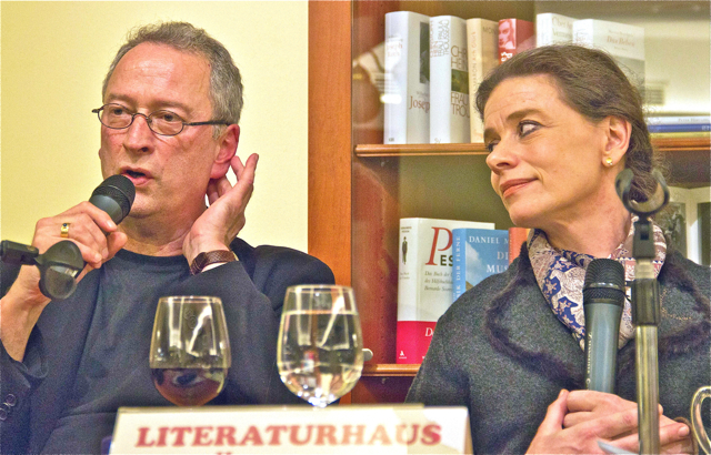 Großer Erfolg für einen sympathischen Künstler: Rund 240 Gäste darunter Kulturreferentin Prof. Dr. Julia Lehner kamen ins Nürnberger Literaturhaus, um Multitalent Thommie Bayer zu erleben. Mit der Lesung aus seinem neuesten Roman Vier Arten, die Liebe zu vergessen und im Gespräch mit Moderatorin Elisabeth Zeitler-Boos vom Literaturhaus-Vorstand verzauberte Bayer sein Publikum auch mit seiner Liebeserklärung an Nürnberg, wo er einst beim Bardentreffen entdeckt wurde. Bayer, der schon als Maler, Musik