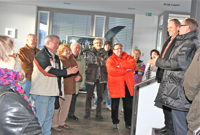Tucher-Marketing-Direktor Kai Eschenbacher (r.) und MarktSpiegel-Redaktionsleiter John R. Braun (2.v.r.) begrüßen die MarktSpiegel-Leser im Foyer des Verwaltungsgebäudes. Fotos (32): Udo Dreier