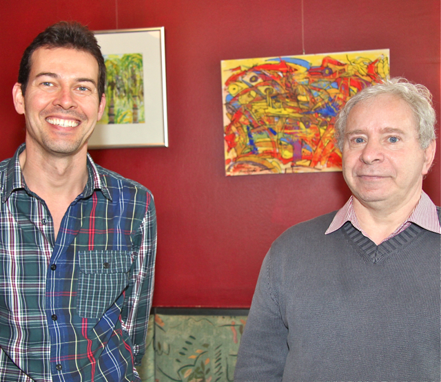 Das Café ,,Burgblick in Nürnberg, Bucher Straße 3, zeigt aktuell eine Ausstellung mit Aquarellen des Nürnberger Künstlers Peter Wolfgang Hlasny. Die Werke stehen für Interessierte auch zum Verkauf, die Preise liegen zwischen 160 und 200 Euro. Auf dem Bild: ,,Burgblick-Chef Mario Pellegrino (l.) mit Peter Wolfgang Hlasny kurz vor der Vernissage in der vergangenen Woche.