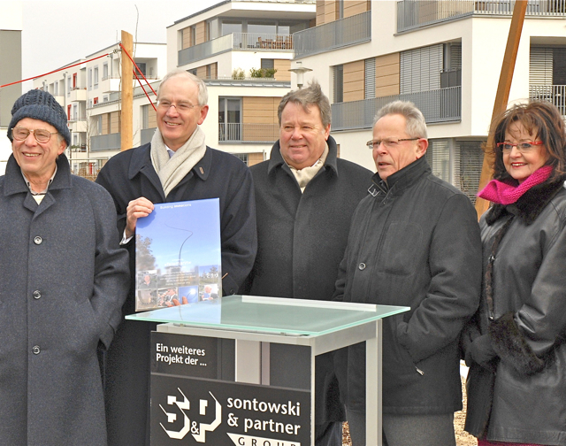 Rund ein Jahr lang setzte die Freilichtausstellung Konstruktion Fiktion des Bildhauers Paul Fuchs (l.) optische Akzente im Erlanger Röthelheimpark eine der insgesamt zehn Großplastiken und Klangskulpturen wird der Hugenottenstadt auch zukünftig erhalten bleiben. Symbolisch übergab die Sontowski & Partner Group Oberbürgermeister Dr. Siegfried Balleis (2.v.l.) die 12,5 Meter hohe Skulptur Telemann", der das Kunstwerk stellvertretend für die Stadt in Empfang nahm. Auch S&P-Geschäftsführer Klaus-Jürgen S