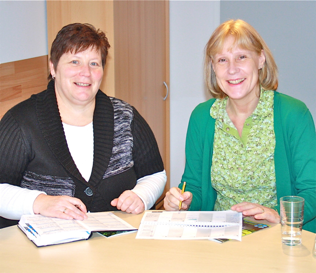 Gisela Hettrich (l.) und Birgit von Brockdorff informieren in der Beratungsstelle für pflegende Angehörige, wie diese u.a. finanzielle Unterstützung bekommen. Foto: oh