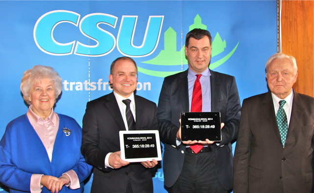 Sebastian Brehm (2.v.l.), der Bayerische Finanzminister Dr. Markus Söder (2.v.r.) und seine ,,Paten, die ehemaligen Bürgermeisterin Helene Jungkunz (l.) und Ex-Bundesbauminister Dr. Oscar Schneider (r.) zählen schon die Stunden bis zur Kommunalwahl 2014. Foto: John R. Braun