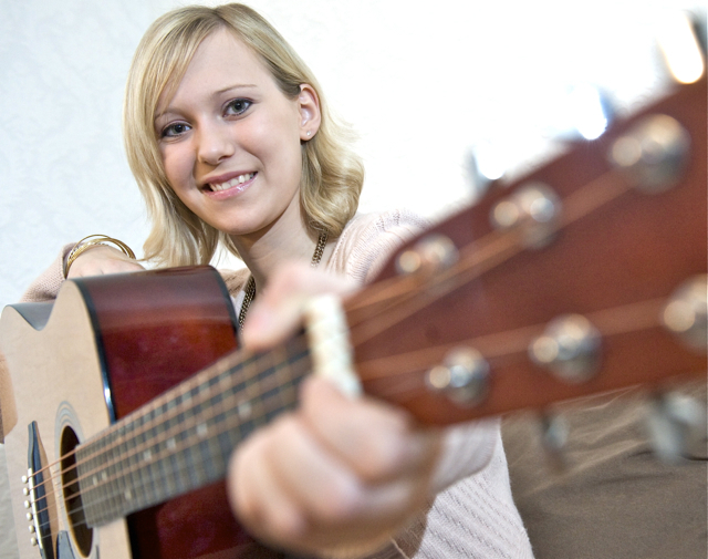 Am Mittwoch, 27. März, sind um 17 Uhr vier beliebte Schlagerstars zu Gast in der huma Schwabach (Am Falbenholz): Franziska (Foto), Ronny Söllner, Marina Koller und Andreas Hammerschmidt werden eine tolle Show auf die Bühne zaubern und anschließend für Autogramme zur Verfügung stehen. Dazu sind alle Fans bei freiem Eintritt herzlich willkommen. Foto: dapd