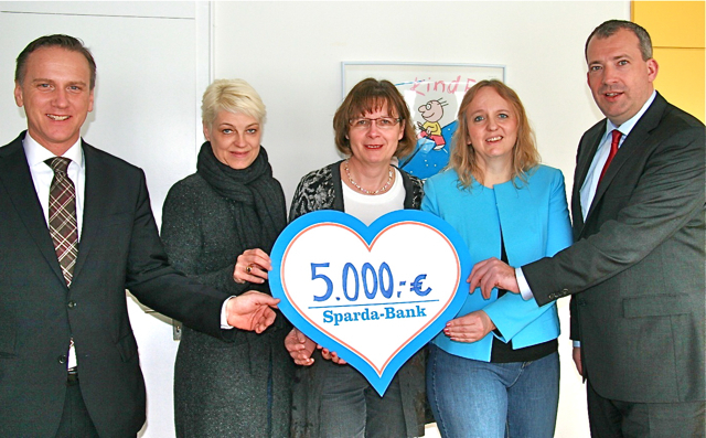 Eine Spende für mehr musikalische Bildung: René Blechinger, Leiter der Sparda-Bank-Filiale in Erlangen; Ute Auschel, ehrenamtliche Mitarbeiterin des Kinderschutzbundes Erlangen e.V.; Angelika Will, Vorsitzende des Kinderschutzbundes Erlangen e.V.; Jolana Hill, Geschäftsführerin des Erlanger Bündnisses für Familien sowie Stefan Schindler, stellvertretender Vorstandsvorsitzender der Sparda-Bank Nürnberg. (v.l.n.r.). Foto: oh
