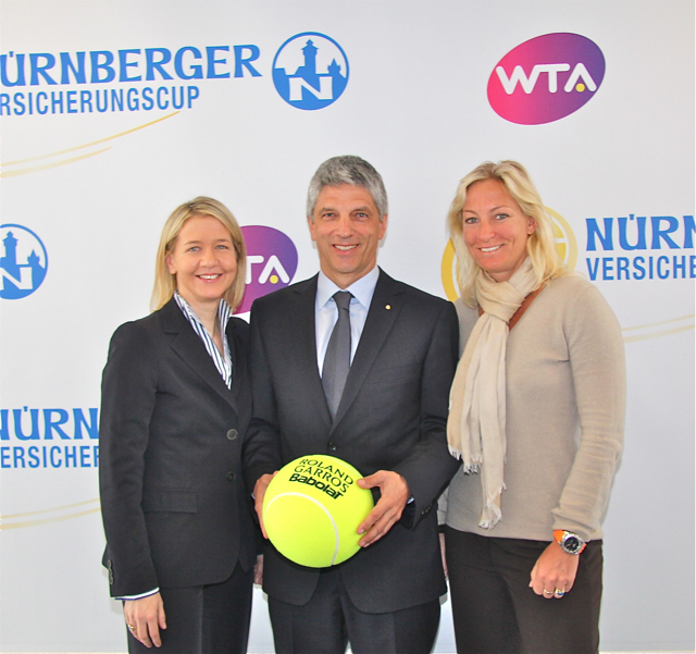 Sandra Reichel (l.), Dr. Armin Zitzmann und Bundestrainerin Barbara Rittner freuen sich auf das WTA-Turnier im Juni und präsentieren die Großausgabe des offiziellen Spielballs in Nürnberg, mit dem auch bei den French Open gespielt wird. Foto: John R. Braun
