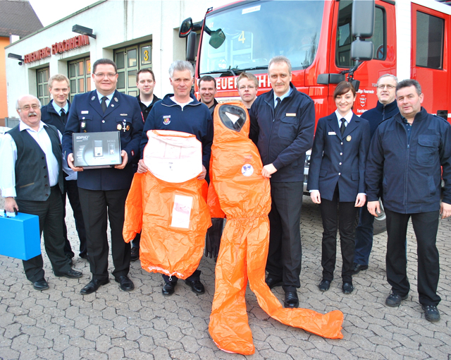 Spezielle Schutzkleidung und Messgeräte für Gefahrstoffeinsätze im Gesamtwert von rund 25.000 Euro übergab Kreisbrandmeister Willibald Kupfer (5.v.l.), im Landkreis Forchheim unter anderem zuständig für gefährliche Stoffe, im Beisein von Kreisbrandrat Reinhard Polster (l.) an Vertreter der Feuerwehren Forchheim, Ebermannstadt und Gräfenberg. Beschafft wurden die insgesamt 20 leichten Chemieschutzanzüge, drei Koffer mit Messgeräten zur Messung von Gefahrstoffkonzentrationen und drei Koffer mit Prüfröhrchen z