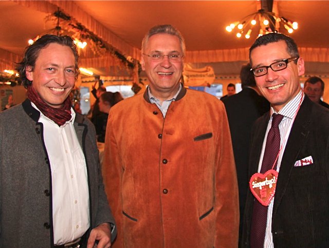 Röslein-Wirt Thomas Förster (l.) und Wirtschaftsreferent Dr. Michael Fraas (r.) mit Innenminister Joachim Herrmann.