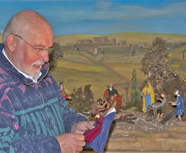 Karl-Heinz Exner legt letzte Hand an eine seiner Krippenfiguren. Foto: Rosenbauer