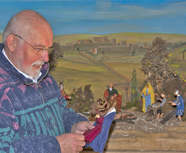 Karl-Heinz Exner legt letzte Hand an eine seiner Krippenfiguren. Foto: Rosenbauer
