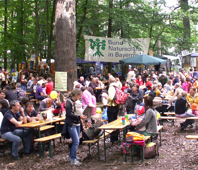 Das Reichswaldfest des Bund Naturschutz e.V. ist ein Open Air Wald- und Familienfest und findet bei jedem Wetter auf einer Waldlichtung am Schmausenbuck-Aussichtsturm oberhalb des Nürnberger Tiergartens statt, dieses Jahr am Wochenende 20./21. Juli. Als Bands sorgen am Samstag die Klezmaniaxx und am Sonntag die Neurosenheimer für Stimmung. Foto: oh/BUND/Mader