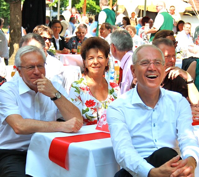 Dr. Siegfried Balleis (vorn) feierte mit Freunden, Kollegen, Promis aus Politik, Wirtschaft und Kultur.       Foto: Marlen News