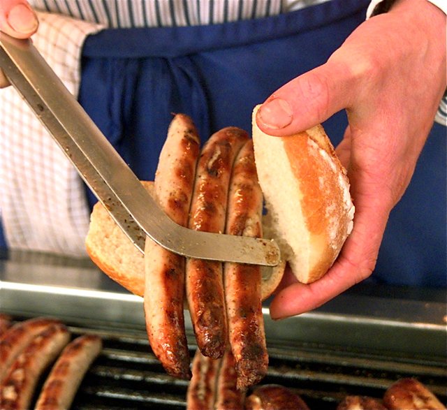 Drei im Weggla  Genuss seit 700 Jahren! Der Bratwurstpreis wird am 13. September um 17 Uhr verliehen.       Foto: CTZ / Kowatsch