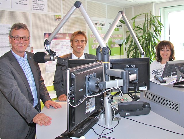 Funkhaus-Geschäftsführer Alexander Koller informierte BLM-Präsident Siegfried Schneider (l.) über die Arbeit von "Das Neue Charivari 98.6", "Radio F", "Gong 97.1", "Hit Radio N1" und "Pirate Gong". Rechts: Moderatorin Claudia Feuerstein.