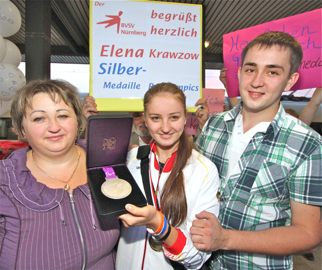 Montag Abend, 19.31 Uhr, Gleis 7 am Nürnberger Hauptbahnhof: Die Fans jubeln, als Elena Krawzow (M.) aus dem Zug steigt. Mutter Oxana und Bruder Alexander sind sichtlich stolz auf ihre Elena. Diese freut sich über den Empfang und die Glückwünsche. Foto: bayernpress/Udo Dreier