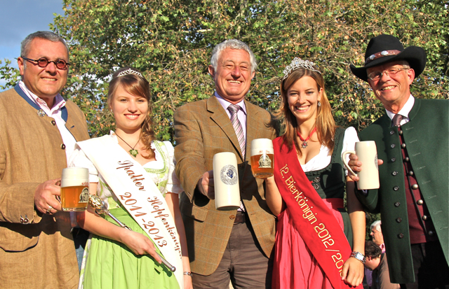 Strahlender Sonnenschein und viel Prominenz bei der Eröffnung des diesjährigen Altstadtfestes (noch bis 24. September), wobei Bürgermeister Horst Förther (M.) Unterstützung vom Altstadtfest-Vorsitzenden Jörg von Rochow (r.), Brauerei-Chef Peter Kitzmann sowie von den Bier- und Hopfenköniginnen bekam. Sehen Sie noch mehr Bilder in unserer Galerie!
