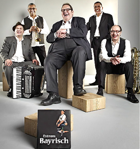 Geschichten, Erzählungen, Anekdoten und grandiose Musik aus den Tiefen der Münchner Kultur- und Subkulturszene werden am 12. Oktober um 20.00 Uhr von Ottfried Fischer und die Heimatlosen in der Schwarzenbrucker Bürgerhalle präsentiert. Kabarettist Ottfried Fischer und Weltklassetrommler Claus Reichstaller gestalten dabei ein literarisch-musikalisches Programm verstärkt von der Crème de la crème der Münchner Szene. Fischer serviert neue, aber auch altbekannte Texte, die Heimatlosen dagegen vertonen Altbe