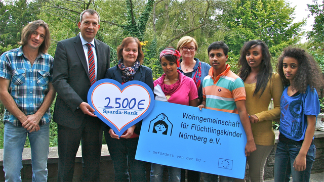 Spende für einen guten Zweck: Stefan Münster, Leiter der Wohngemeinschaft in Mögeldorf; Stefan Schindler, stellvertretender Vorstandsvorsitzender der Sparda-Bank Nürnberg; Angelika Weikert, Landtagsabgeordnete und Vorsitzende der Wohngemeinschaft mit der Jugendlichen Ledeya; Christine Böhme, Mitarbeiterin der Wohngemeinschaft sowie die Jugendlichen Razzak, Betesayda und Bitanja.