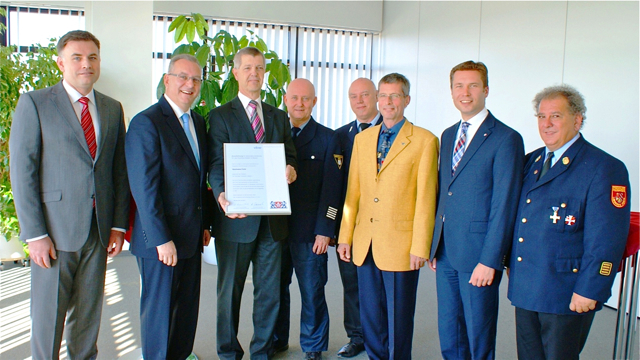 Die Sparkasse Fürth wurde für besondere Verdienste um das Feuerlöschwesen ausgezeichnet, versteht sie sich doch als Partner der Feuerwehr und hat rund 20 Angestellte, die bei einer Freiwilligen Feuerwehr sind. Das Geldinstitut untersützt die Feuerwehren in Stadt und Landkreis nicht nur materiell und ist stolz darauf und vertritt dies auch in der Öffentlichkeit , Mitarbeiter zu haben, die sich als Mitglieder in der Feuerwehr für andere einsetzen. Für die Sparkasse ist es eine Selbstverständlichkeit, ihre