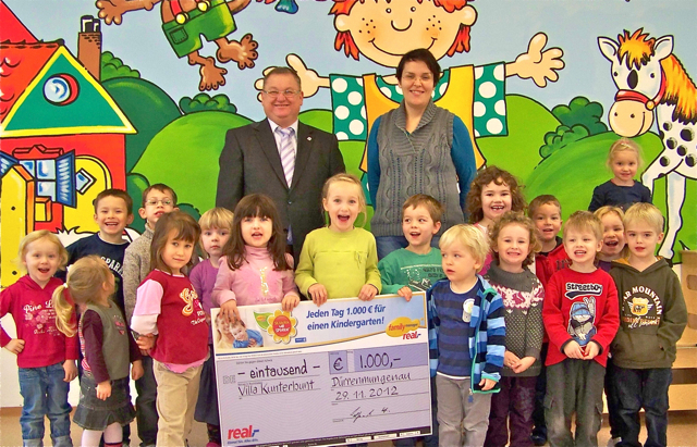 Die Kinder des Kindergartens Villa Kunterbunt mit ihrer Leiterin Manuela Sennert in Dürrgenmungenau bekamen von real,-Geschäftsführer Helmut Solfrank (real,-Markt in der Huma) einen Spendenscheck in Höhe von 1.000 Euro überreicht. Der Kindergarten hatte an der Aktion familymanger teilgenommen. Die real,-Aktion läuft weiter: Jeder Kindergarten und jede -tagesstätte kann sich für die Spendenaktion anmelden. Alle Bewerbungen kommen in eine große Lostrommel und es wird täglich ein Gewinner gezogen, der 1.000