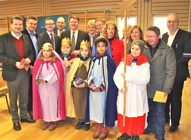 Umrahmt vom durch Stadträtin Aliki Alesik gebackenen Neujahrskuchen nach griechisch-orthodeoxem Rezept sowie dem Segen der Sternsinger der Pfarrei St. Marien fand der schon traditionelle Neujahrsempfang der CSU Katzwang in der Turnhalle des örtlichen TSV statt. Ortsvorsitzender Manfred Thümler konnte dabei Mandatsträger aller Ebenen begrüßen. So stimmten Landtagsfraktionsvize Karl Freller und CSU-Bundestagsabgeordneter Michael Frieser die Mitglieder und Gäste auf das Marathonwahljahr 2013 und seine politisc